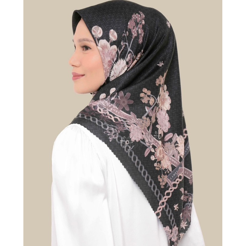 WEARING KLAMBY CENDANA SCARF