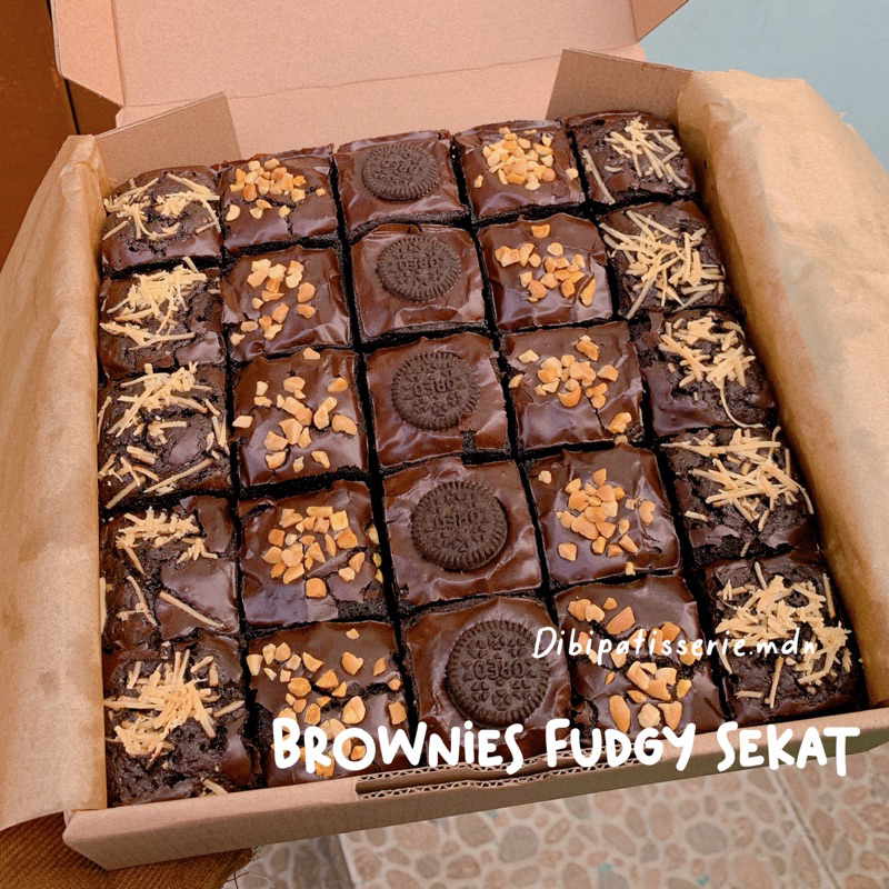 

Brownies Fudgy Sekat 25pcs, Full Dark Coklat, Topping Keju, mini oreo dan kacang