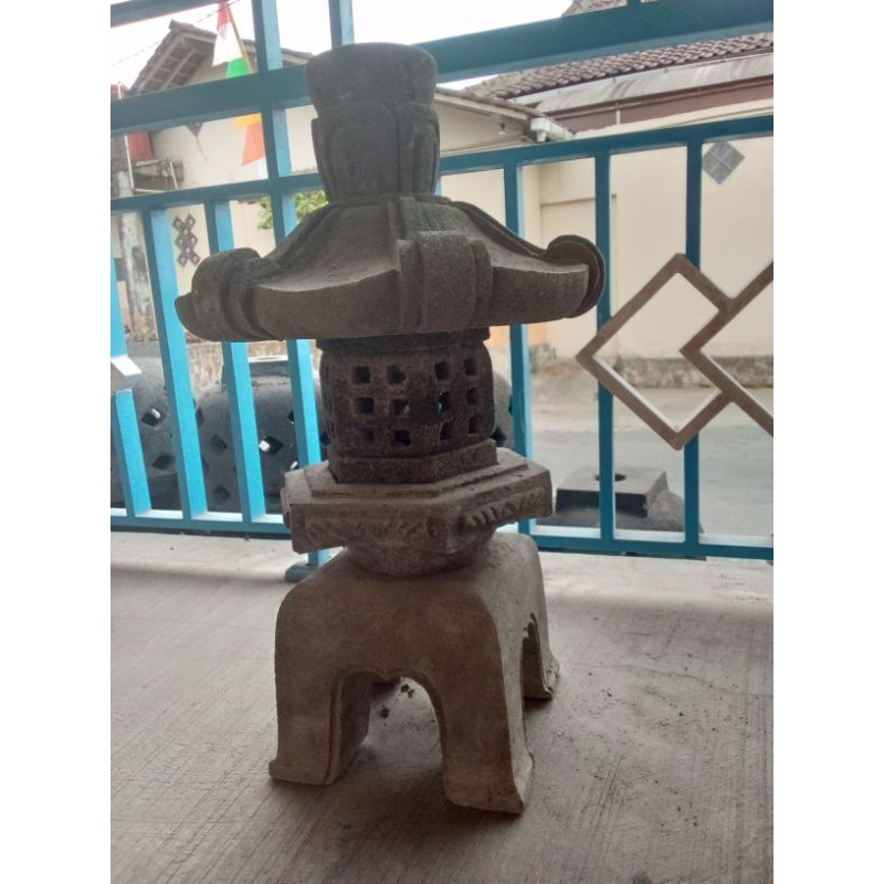 Lampu taman batu merapi