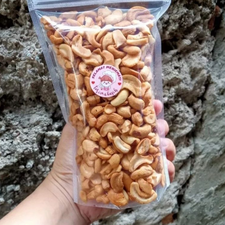 

Harga Murah kacang Mede patahan 250 gram mateng