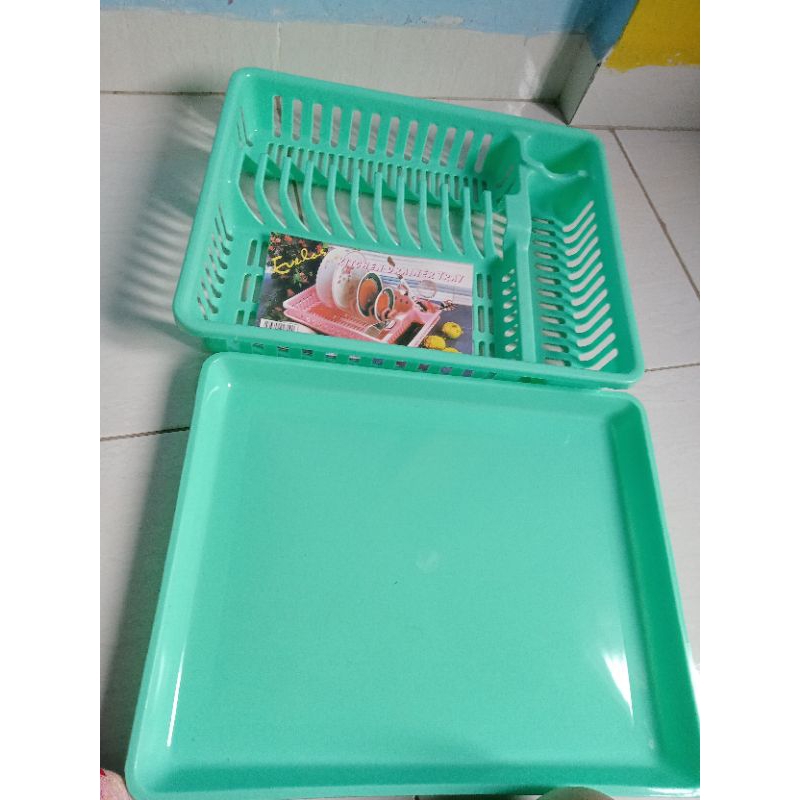 Rak piring dan sendok plastik