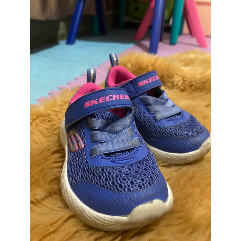 Sepatu skechers anak perempuan