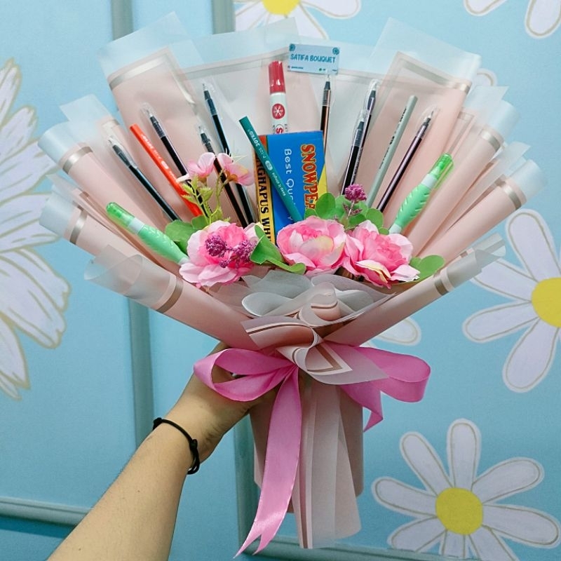 

(READY STOCK) Buket Hari Guru / Bouquet Bunga Perlengkapan Alat Tulis | Hadiah Hari Guru | Bucket Pulpen Spidol Penghapus Papan Tulis