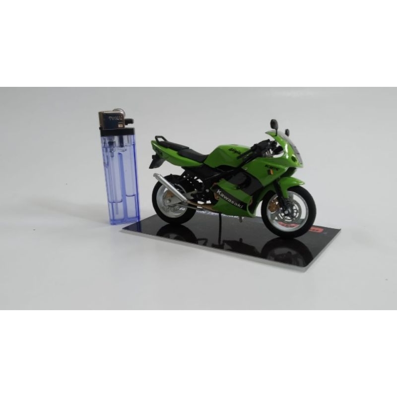 Miniatur Kawasaki Ninja RR skala 1:18