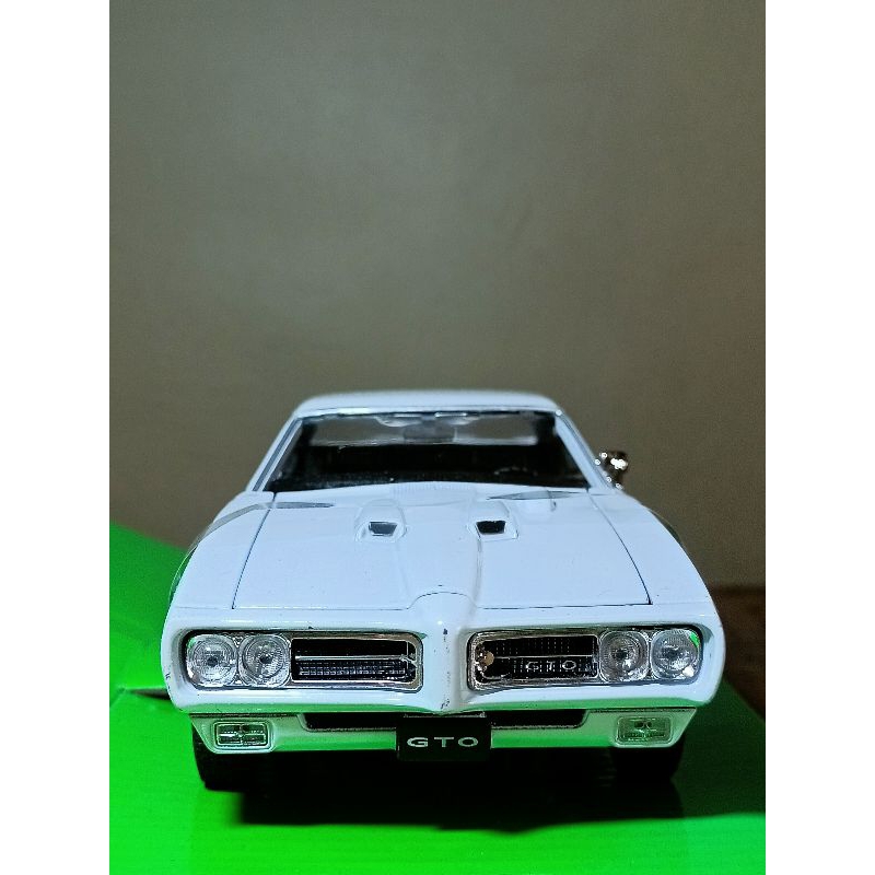 die cast welly 1969 Pontiac GTO putih