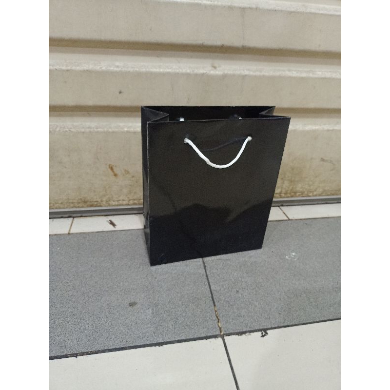 

paper bag mini hitam glossy bahan tebal isi 12 pcs terlaris dan termurah