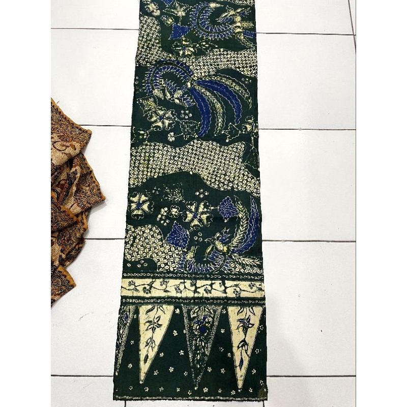 Batik Tulis Lawasan Selendang Madura motif latar hijau Lumut