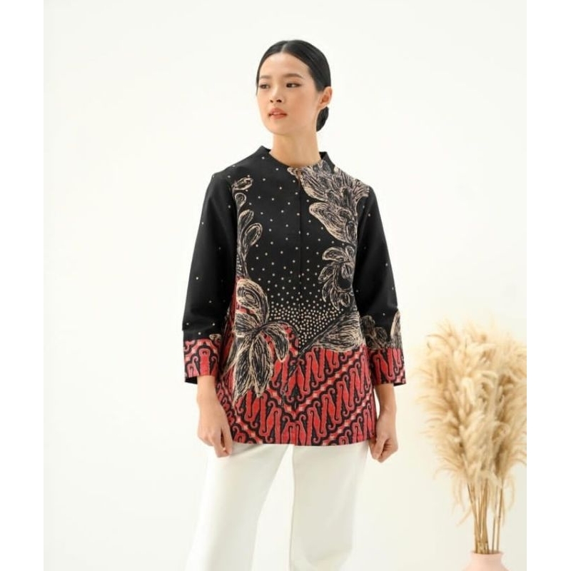 batik solo wanita warna dasar hitam cantik
