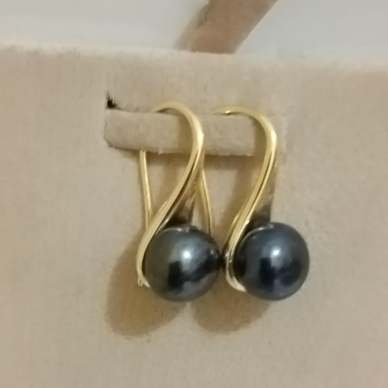 Anting tusuk mutiara air tawar hitam