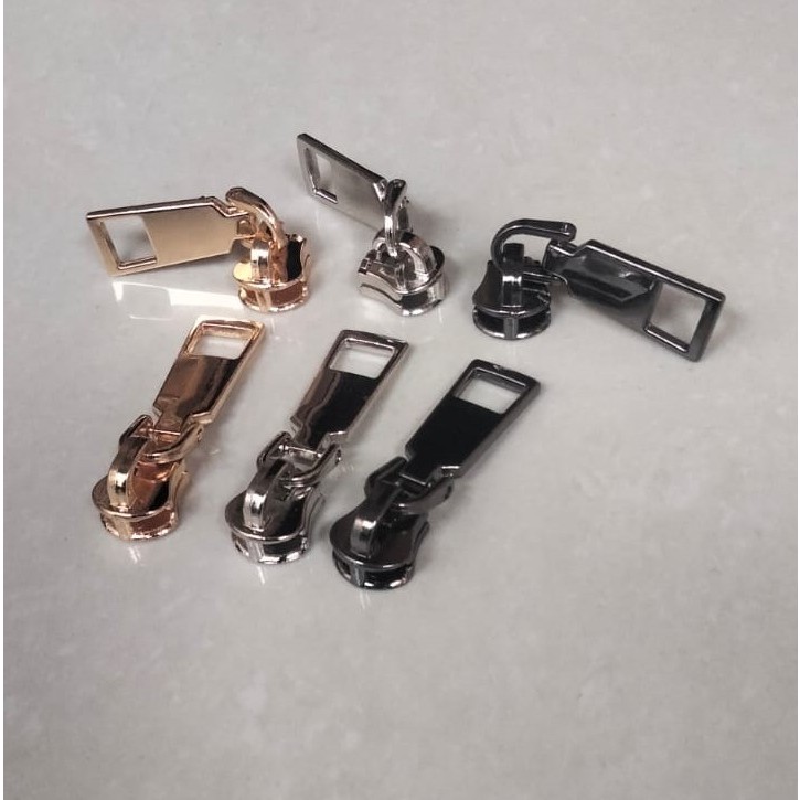 Kepala patah atas resleting gigi besi