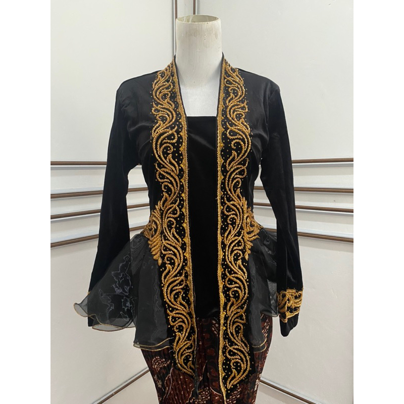 Atasan kebaya pengantin model Kartini bludru full payet