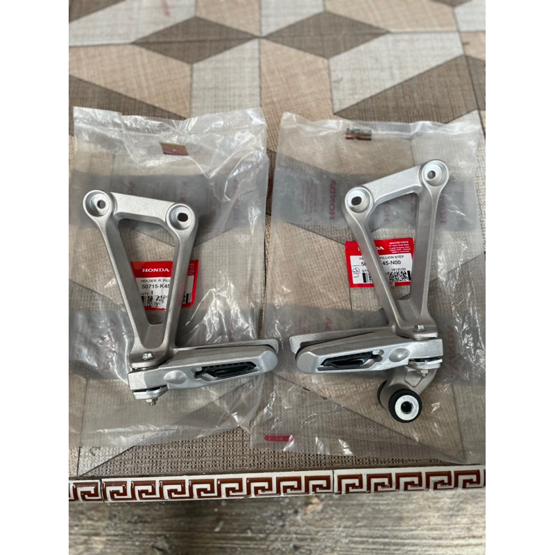 FOOTSTEP BELAKANG SET KANAN KIRI CBR 150 NEW 250 R K45 LED ORI ORIGINAL HONDA 50715-K45-N00 50725-K4