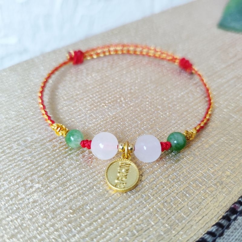 Gelang tangan tali merah dan emas dengan batu alam dan liontin