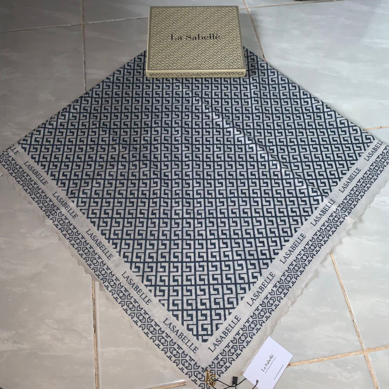 lasabelle deira warna cashmere