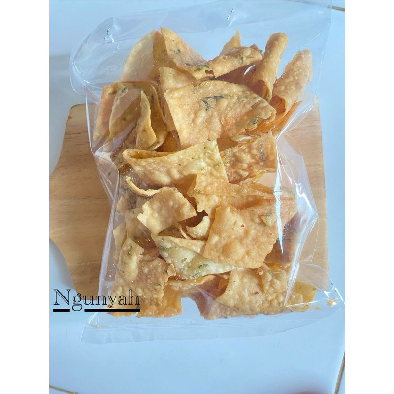 

keripik pangsit bawang enak renyah gurih 250gr/500gr/1kg