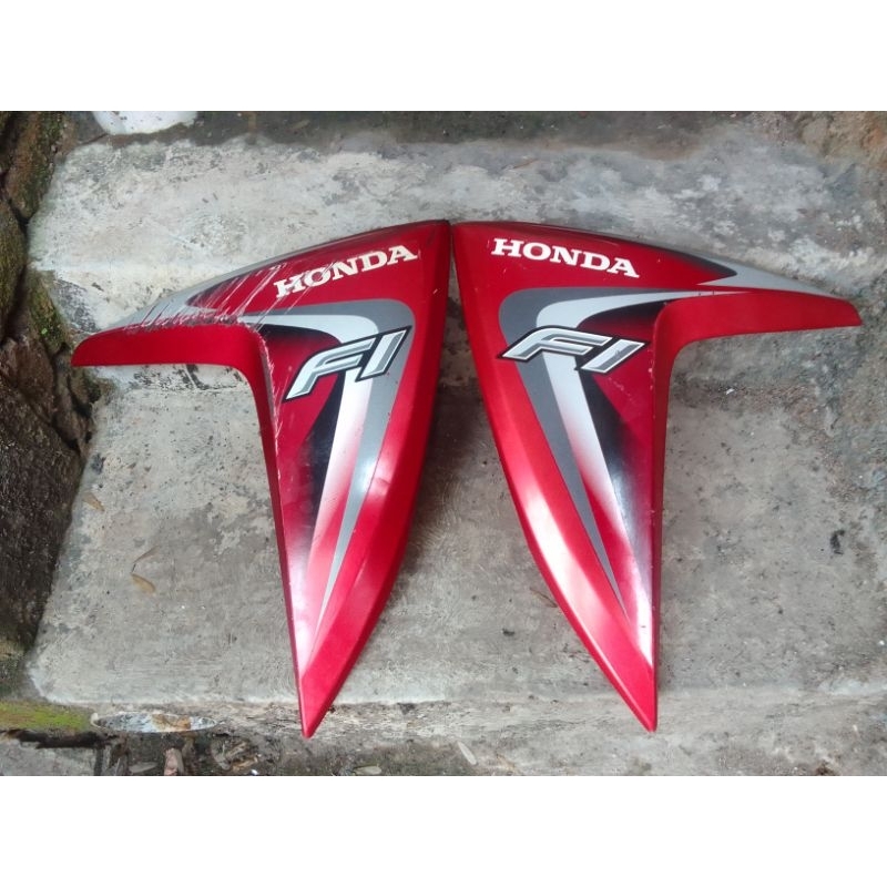 Cover body sayap samping depan Honda vario 110 fi warna merah hitam putih Original