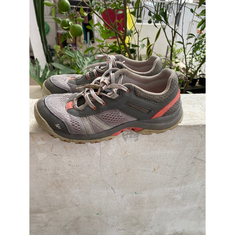 preloved sepatu gunung wanita quechua decathlon second original