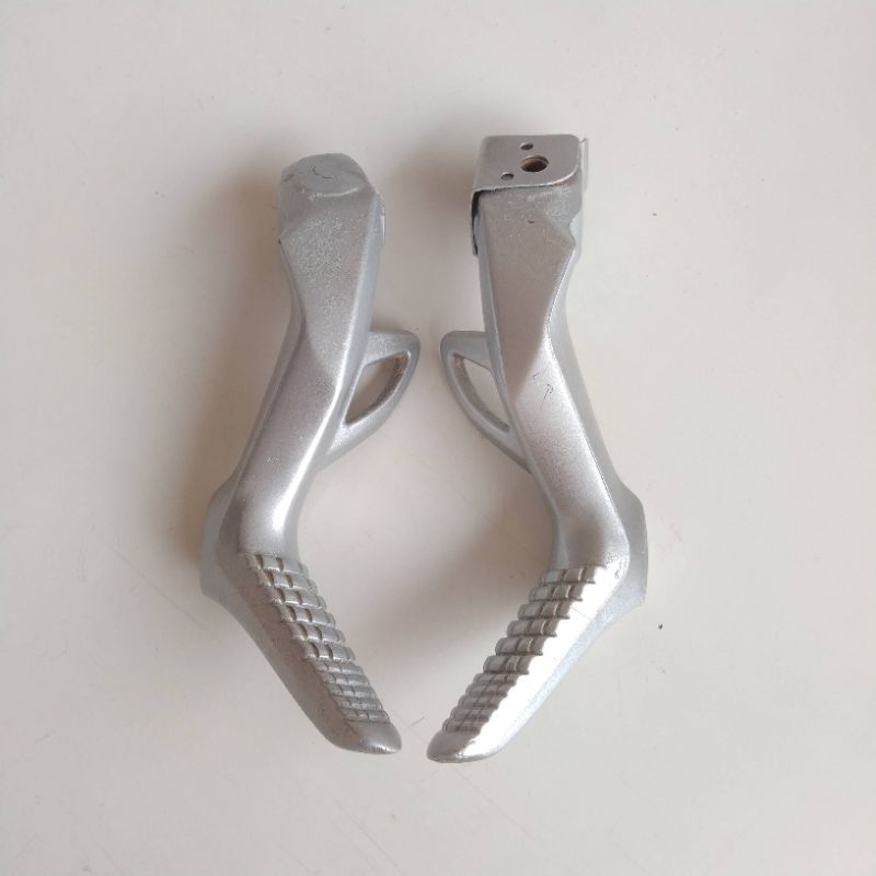 STEP BELAKANG SKYDRIVE 125 ORIGINAL COPOTAN FOOTSTEP BELAKANG SKYDRIVE