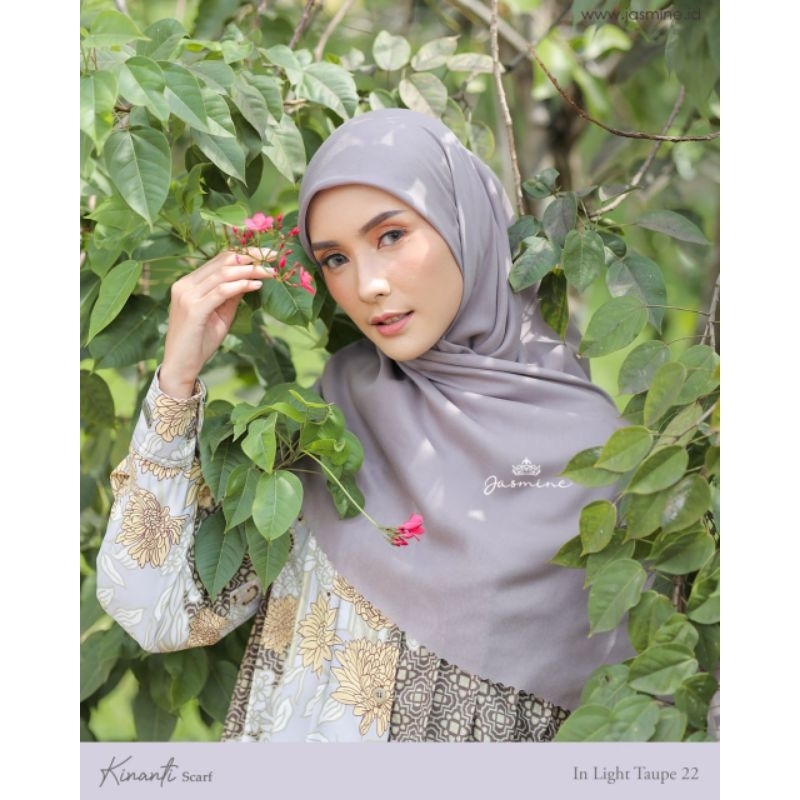 Kinanti scarf Jasmine by Lidia Hadiwinoto jilbab segiempat hijab segiempat