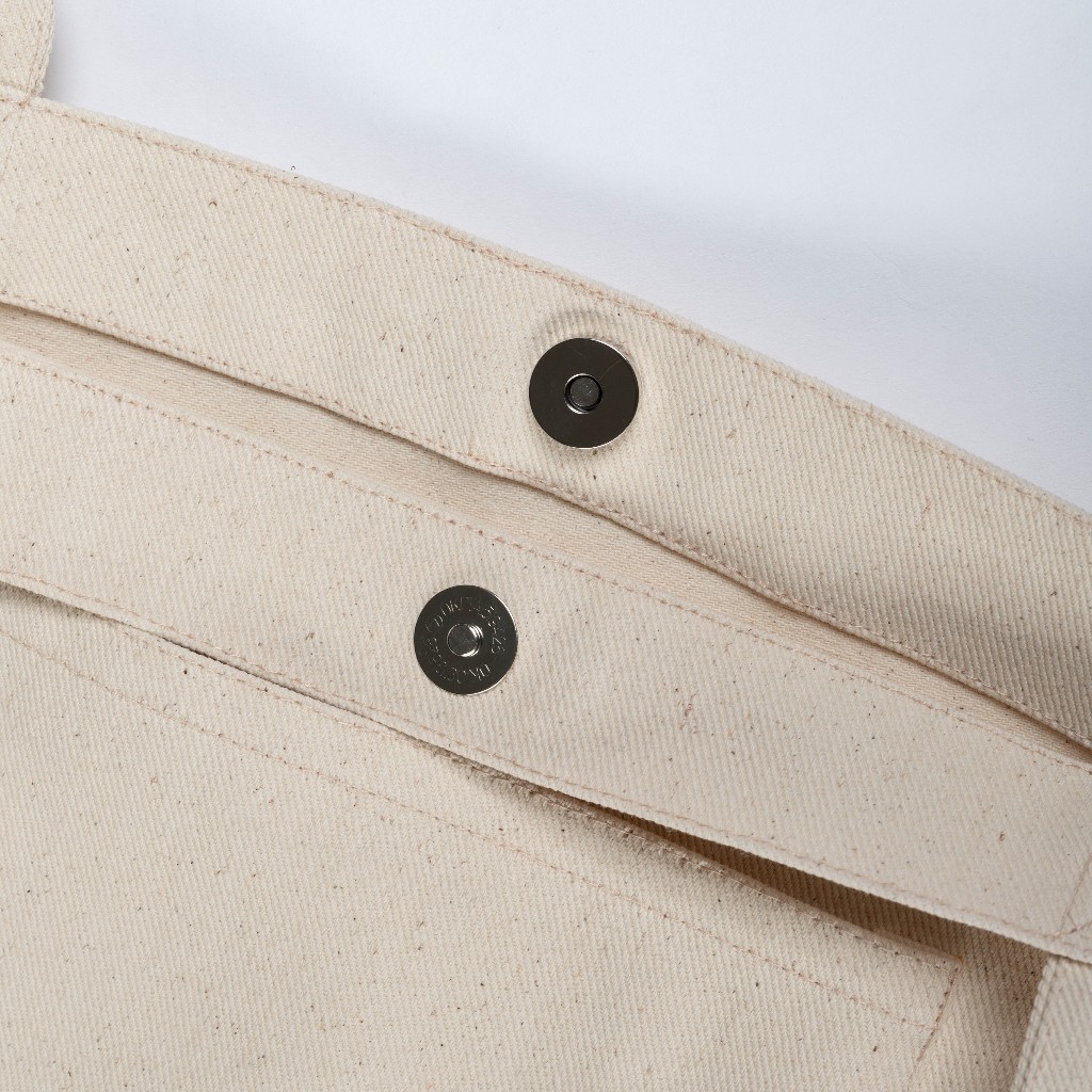 

ID FLADE STUDIOS - TOTE BAG KANVAS CREAM MAGNET - TAS KULIAH PRIA WANITA - LOGO SERIES