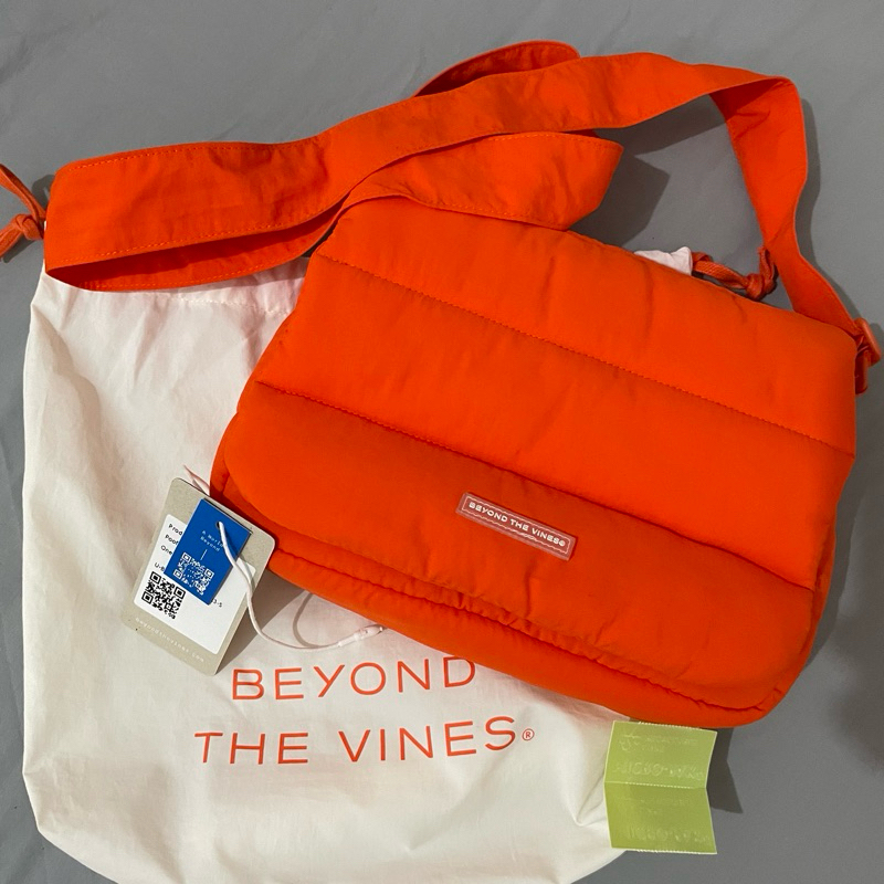 NETT Preloved Beyond the vines poofy orange