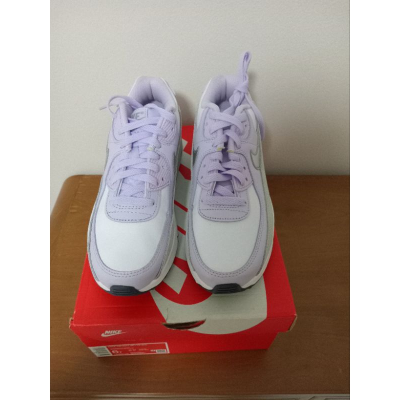 Original Nike air max 90 LTR GS 6Y lavender white metallic bnib. Masih baru. Belum pernah dipakai. S