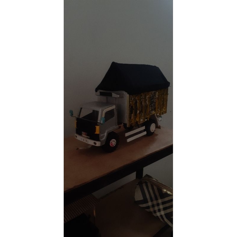 miniatur truk plastik mbois semi coret coret