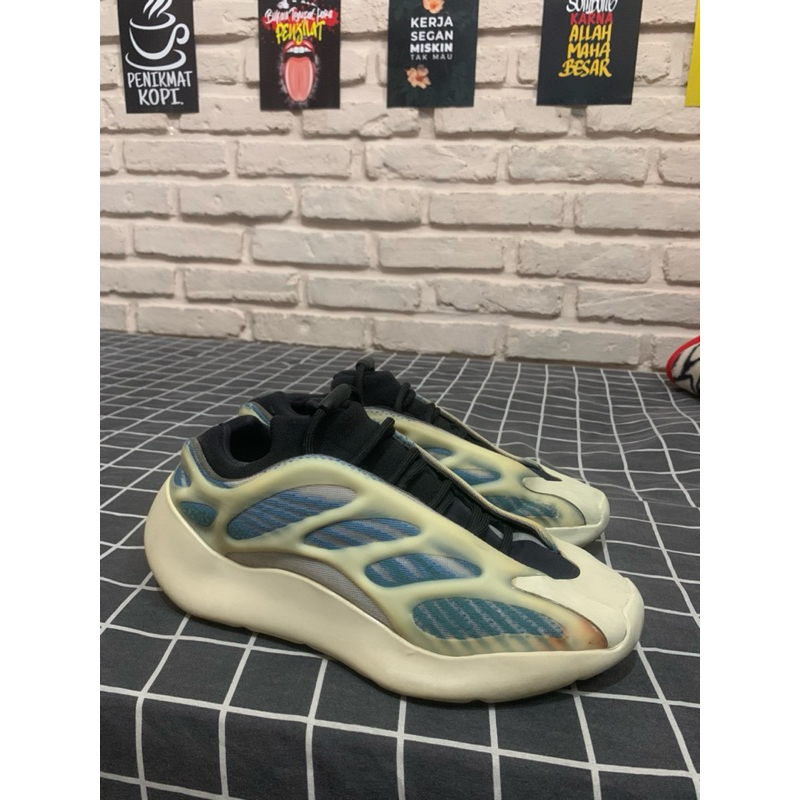 sepatu second adidas yeezy 700 v3 azael size 42