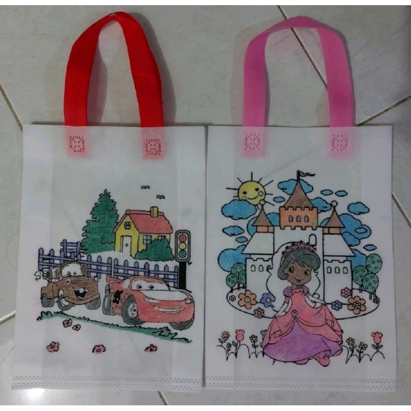 

TAS SPUNBOND 25X35X8 / Tas spunbond mewarnai Handle uk 25x35x8 tas putih tali warna Handle gambar Ikan/ Gambar Princes/ Gambar Cars/Gambar Bunga/Gambar Poodle/Gambar Roblox/Gambar Duyung.