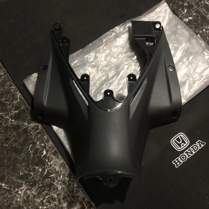 COVER SAMBUNGAN TANGAH BAWAH KONTAK HONDA REVO 110 ABSOLUTE ORIGINAL (KODE PART 64320-KWW-A00)