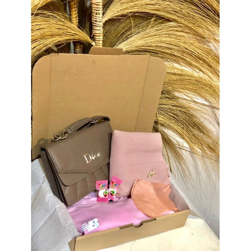 

GIFT BOX PAKET 2