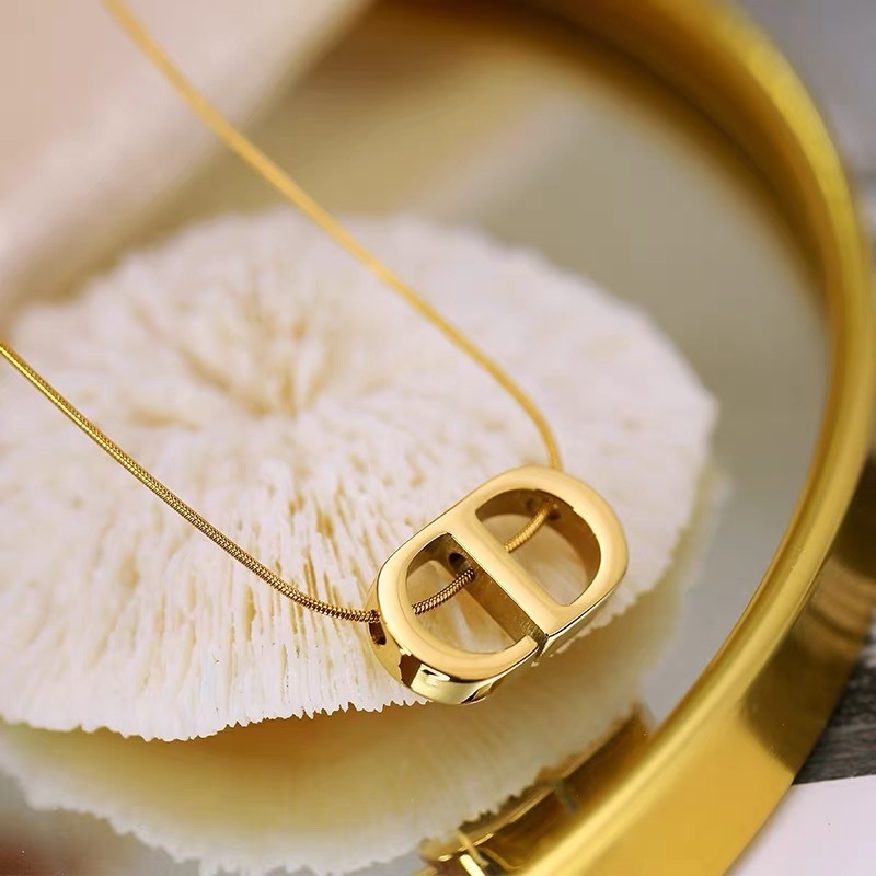 Liontin Huruf D Kalung rantai tulang ular baja Titanium Kepribadian Indah Wanita Rantai klavikula