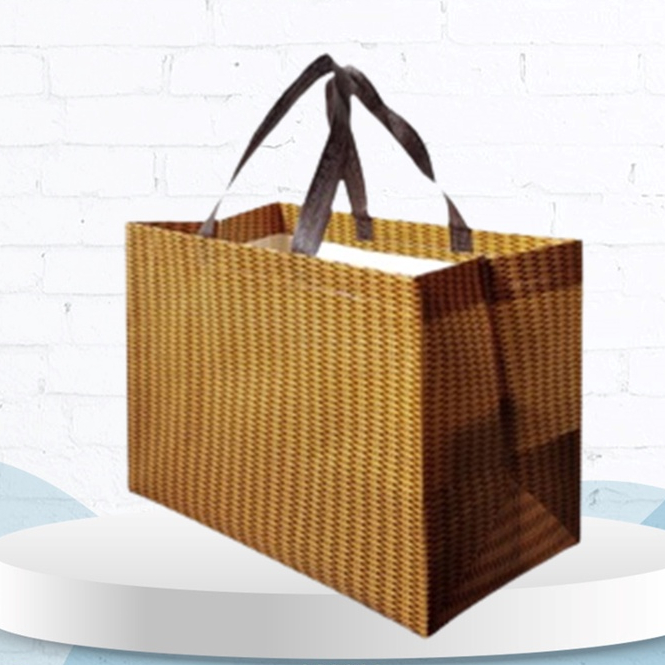 

Tas Hajatan Goodie Bag Tas Nasi Box Bahan Spunbond Motif Anyaman Bahan Tebal Tas Jinjing Tas Spunbond Ukuran 27x35x20 LAMINASI ANYAMAN