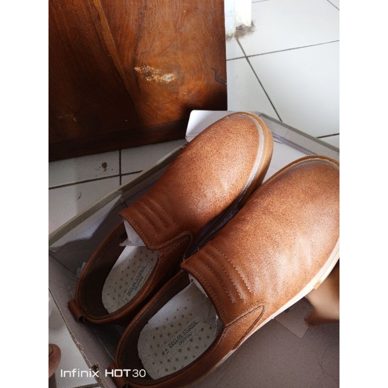 sneaker kulit by Declan studios