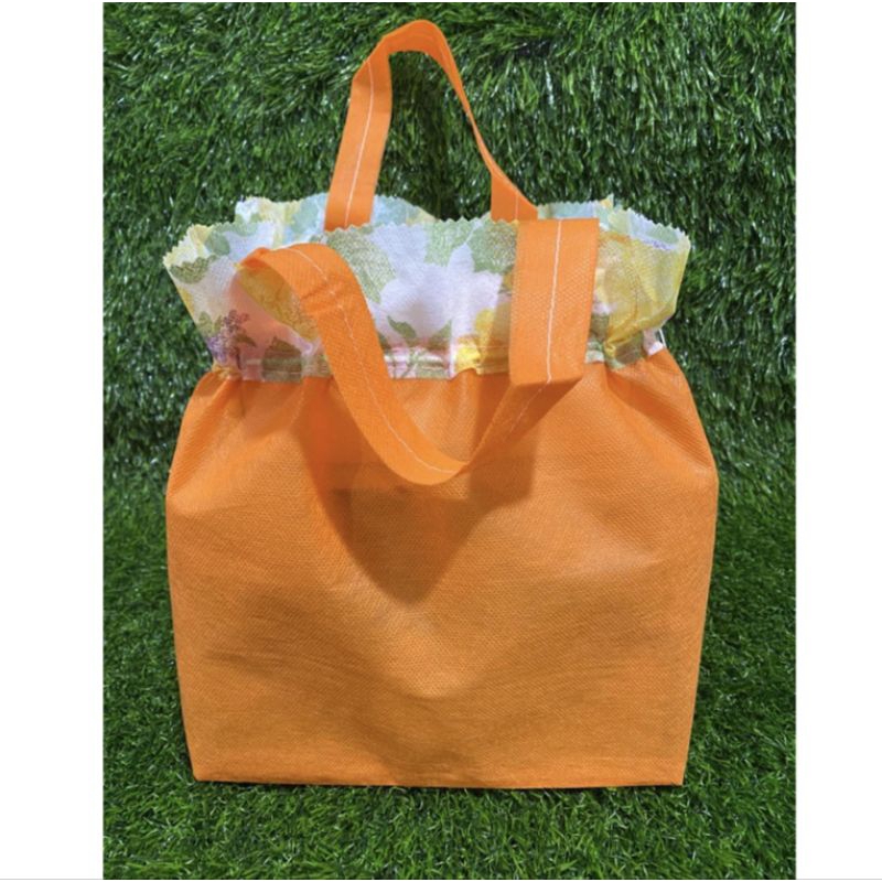 

TAS BERKAT NASI KOTAK 20X20 TAS SPUNBOND SERUT POLOS