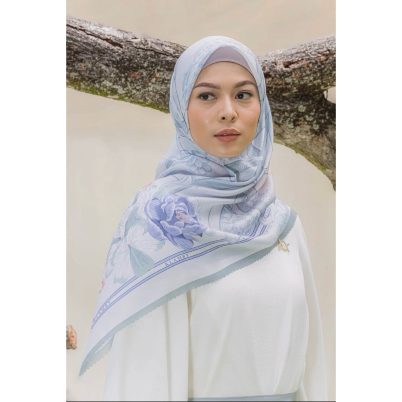 Thalia Scarf Wearing Klamby