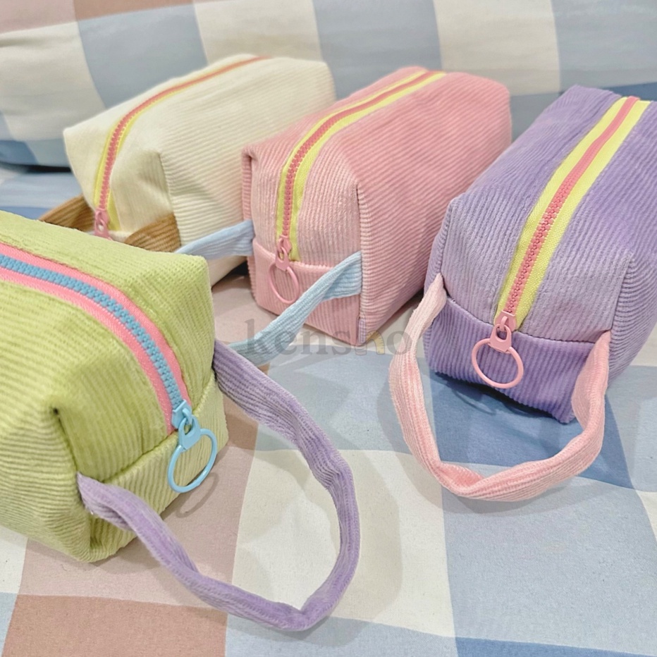 

Terlaris KENSHO Kotak Pensil Sleting Motif Corduroy Handle Pastel / Pouch Makeup Aesthetic / Tas Aksesoris Wanita Lucu Import / Zipper / Plain ➞✧✴