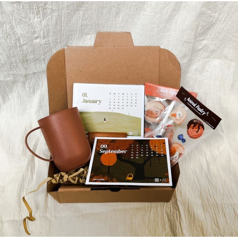

2024 CALENDAR HAMPERS / NEW YEAR / CHRISTMAS HAMPERS / KALENDER MEJA AESTHETIC