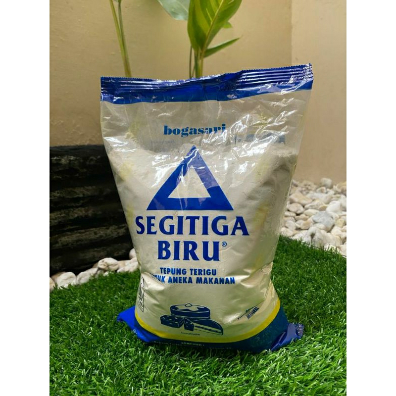 

Tepung terigu segitiga biru bogasari kemasan 1 kg