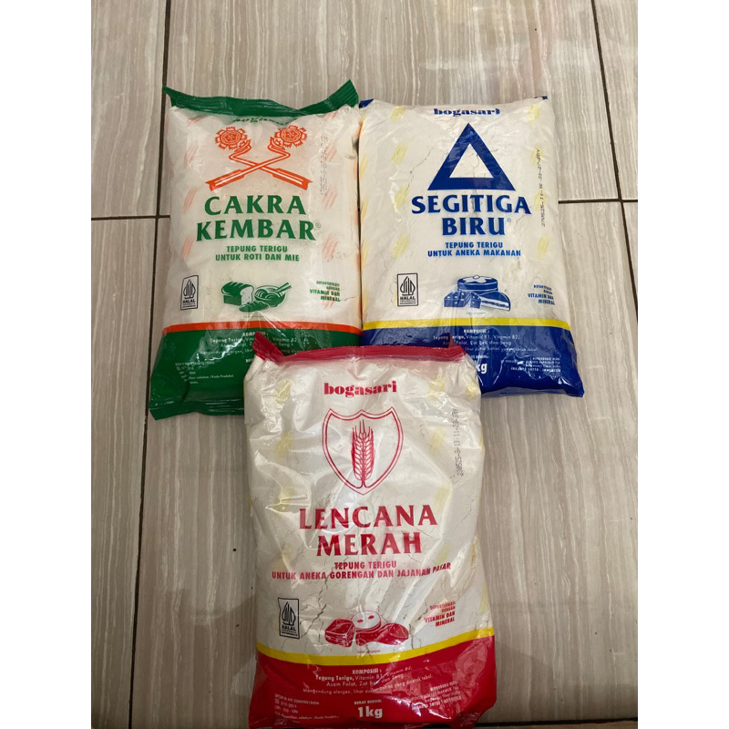 

Tepung Segitiga biru Cokro Lencana Merah 1kg