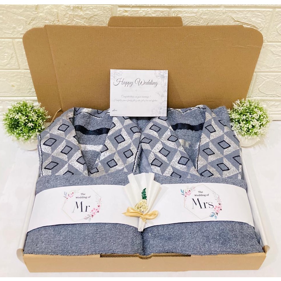 

HJKS2369 DiSkon !! Hampers Handuk Couple / Hampers Wedding / Kado Pernikahan (DILIPAT MENYERUPAI PIYAMA)