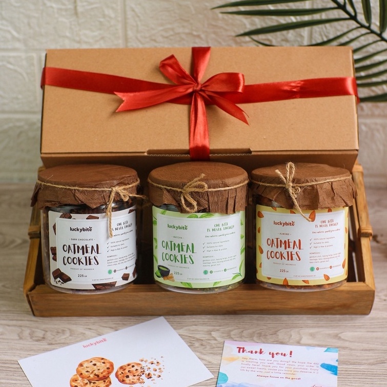 

Grosiran Murah Special Hampers / Gift Box / Kado - Oatmeal Cookies 3 Jar + FREE Greeting Card + Pita + Bubble Wrap - LUCKYBITE grosir