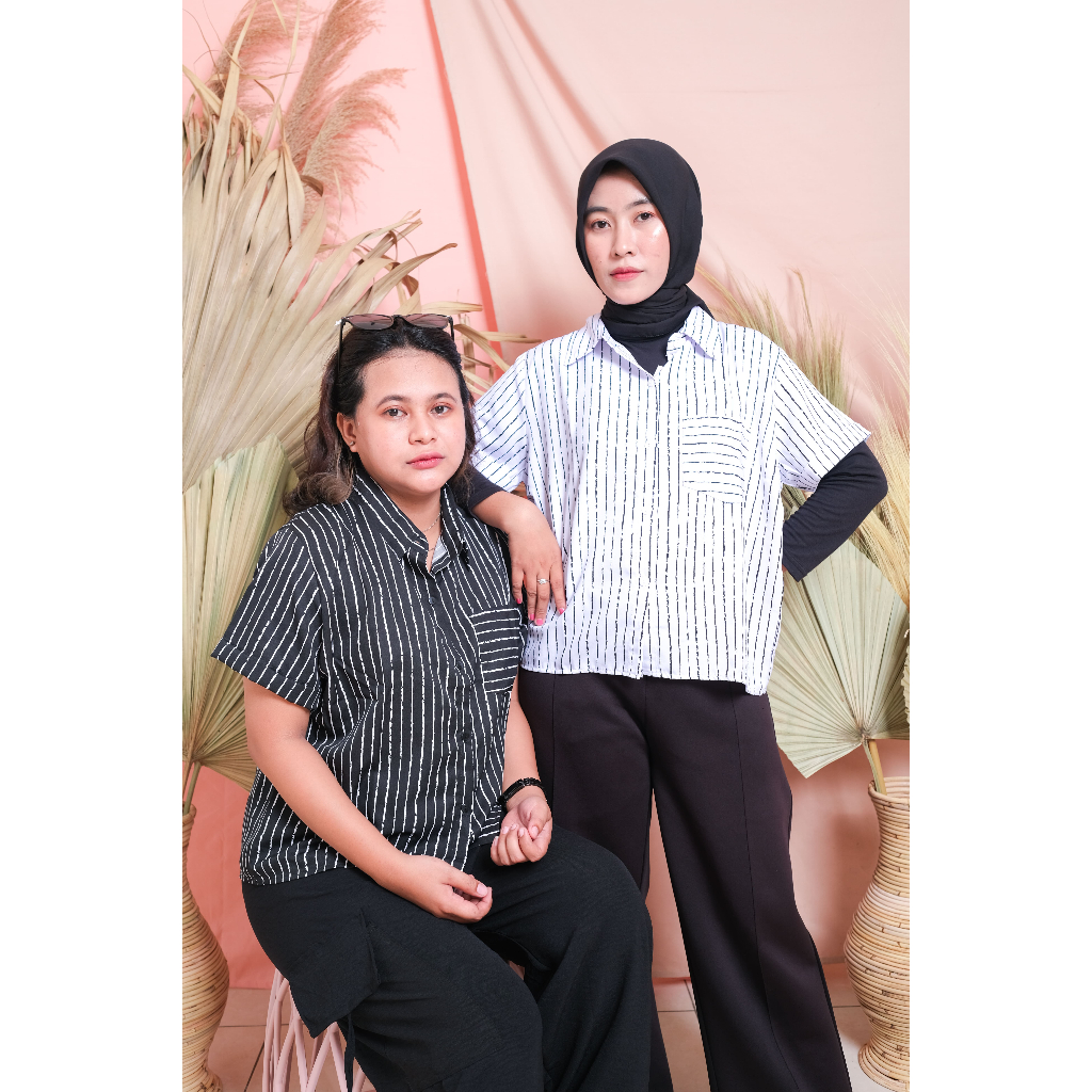 Kemeja Salur B&W | Kemeja Wanita Kekinian Lengan Pendek Motif Salur Bahan Wolfis Nyaman untuk Kerja 