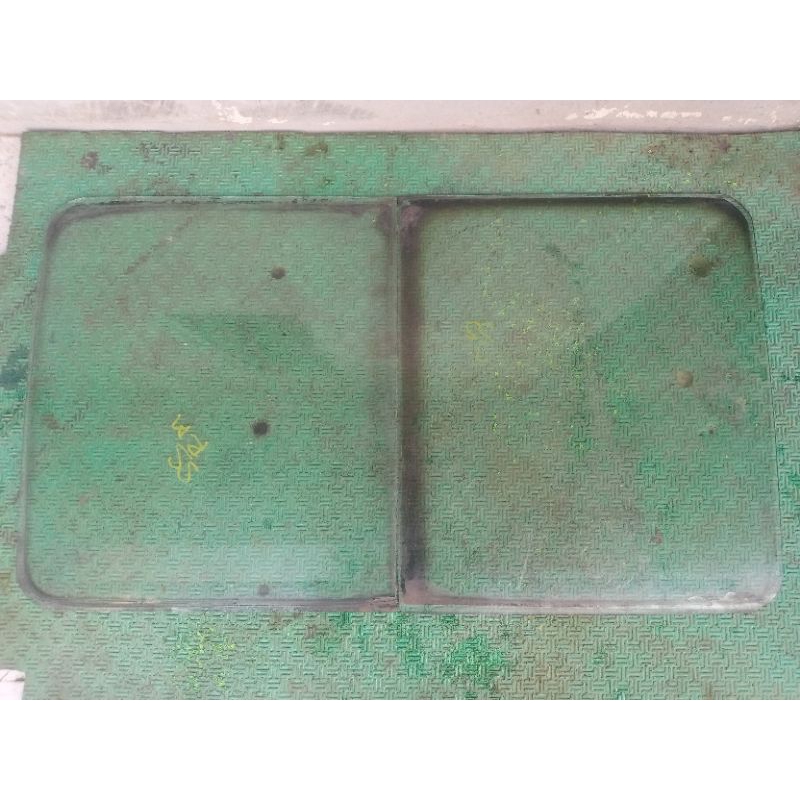 Kaca Jendela bagian kanan sepasang Copotan mobil T120SS