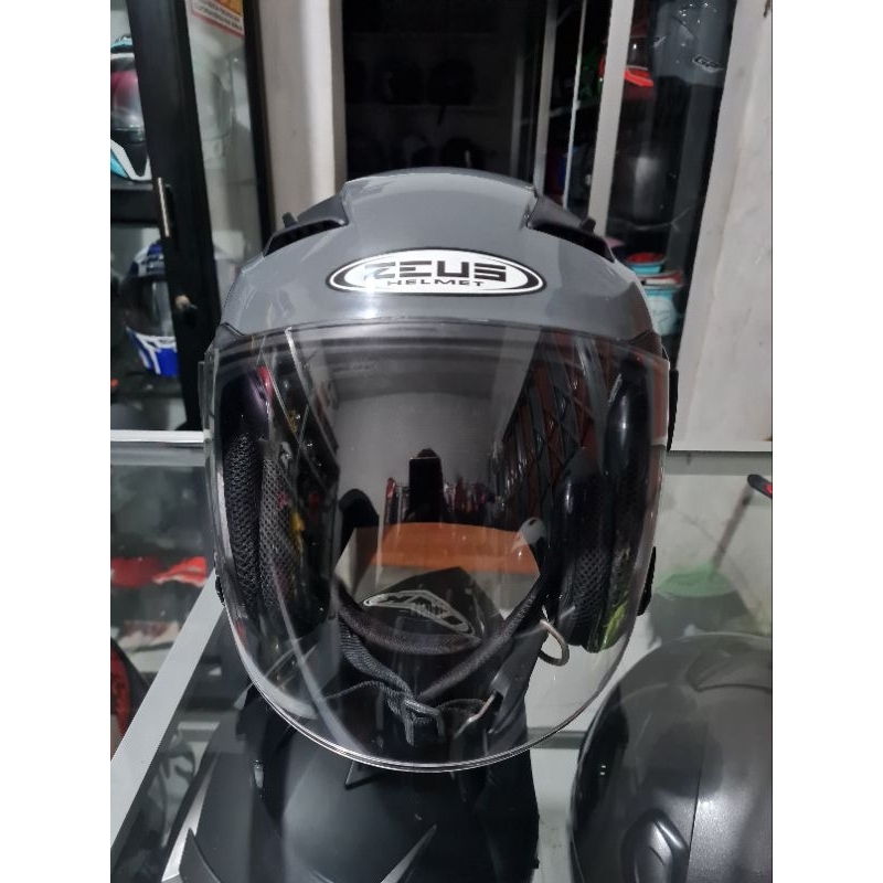 Helm Zeus 611 bekas pakai