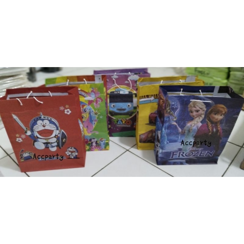 

Tas Kertas Karakter Murah (20×28cm) / Tas Snack Ulang Tahun / Goodie Bag (10lmbr)