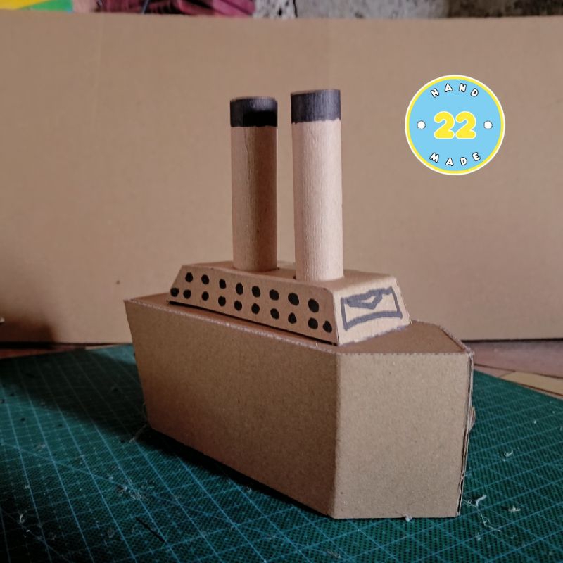 Prakarya Miniatur kapal Titanic sederhana dari kardus