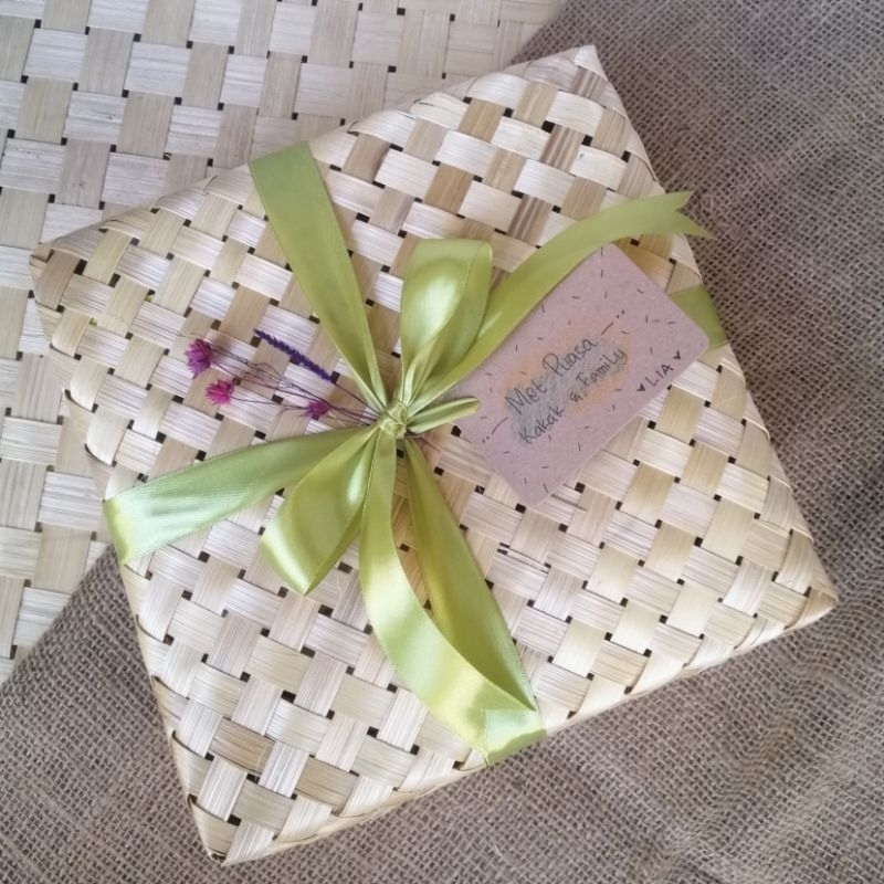 

Besek Bambu Kemasan Hampers Lengkap dengan Pita dan Kartu Ucapan