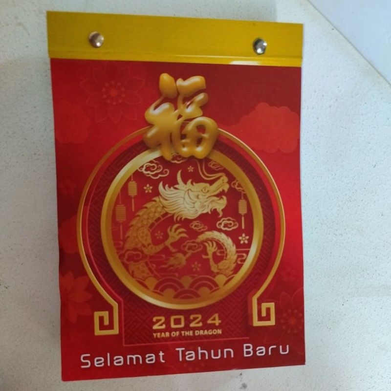 

Kalender harian / Kalender Sobek 2024. Gambar Naga dan lambang Fu. Kalender dinding sobek per hari