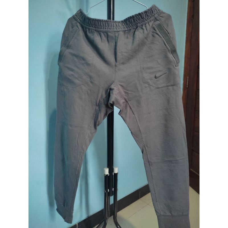 celana training nike thrift